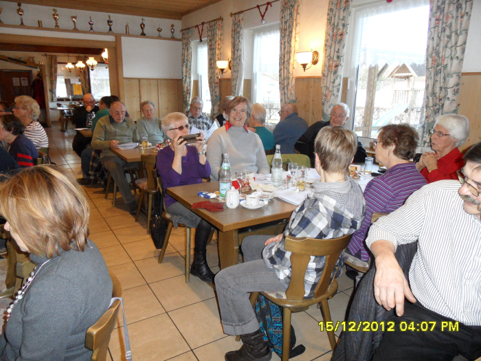 Menschen an Tischen in einem Restaurant