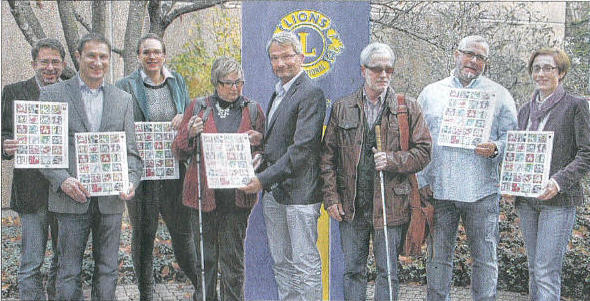 Vetreter der Aktion mit Vetretern der ABSH. Adventskalender in der Hand haltend